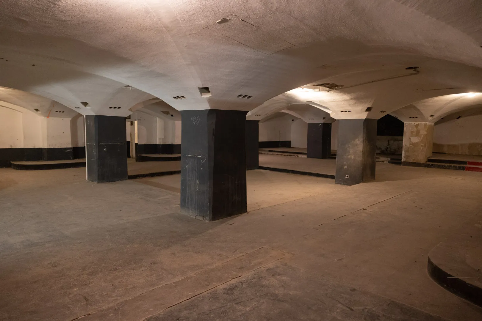 Säulen im Kellergewölbe des Walhalla